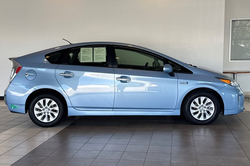 Toyota Prius Plug-In Vehicle Full-screen Gallery Image 03