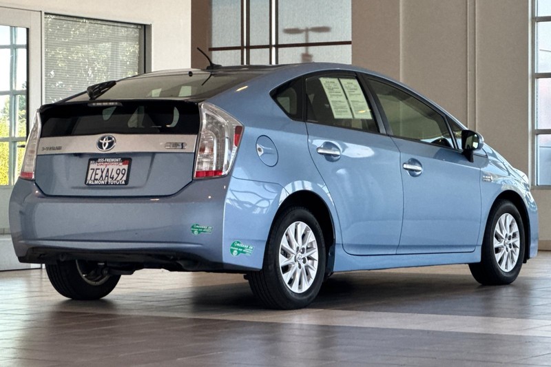 Toyota Prius Plug-In Vehicle Full-screen Gallery Image 04
