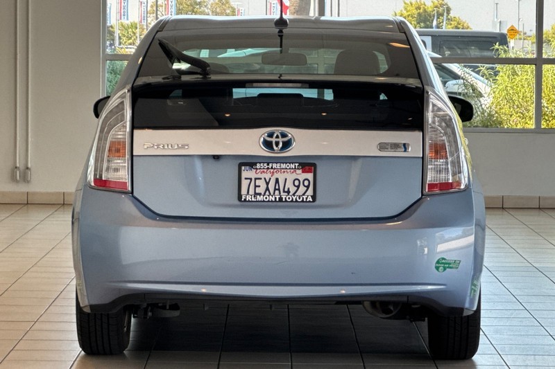 Toyota Prius Plug-In Vehicle Full-screen Gallery Image 05
