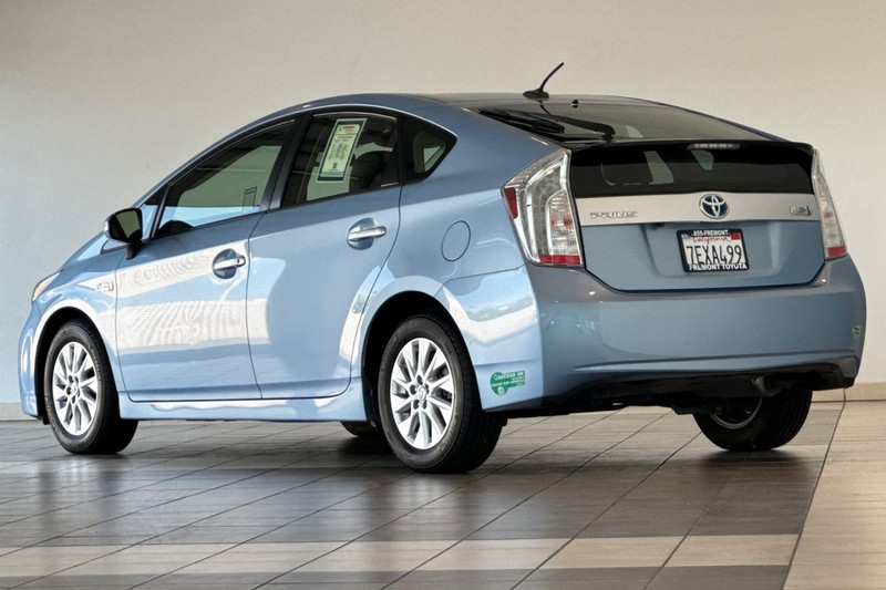 Toyota Prius Plug-In Vehicle Full-screen Gallery Image 06