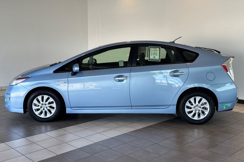 Toyota Prius Plug-In Vehicle Full-screen Gallery Image 07