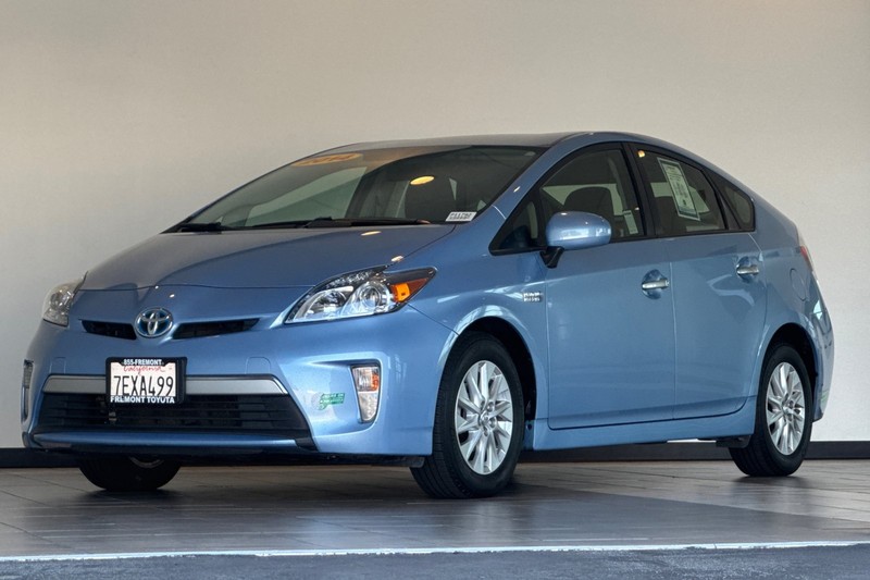 Toyota Prius Plug-In Vehicle Full-screen Gallery Image 08