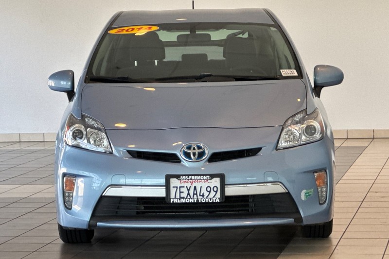 Toyota Prius Plug-In Vehicle Full-screen Gallery Image 09
