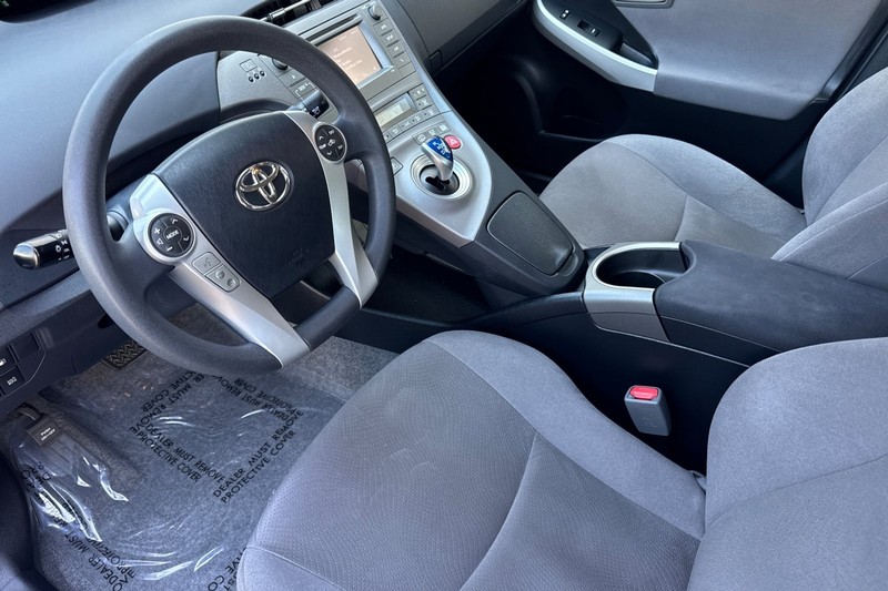 Toyota Prius Plug-In Vehicle Full-screen Gallery Image 10