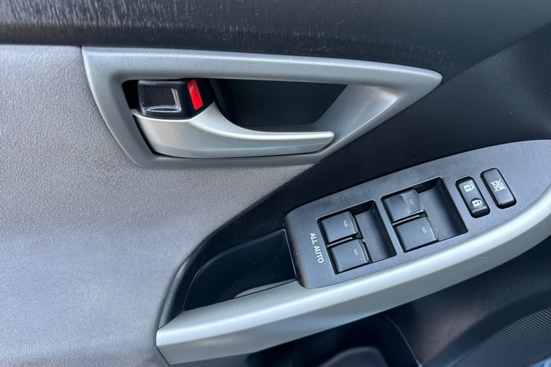 Toyota Prius Plug-In Vehicle Full-screen Gallery Image 11