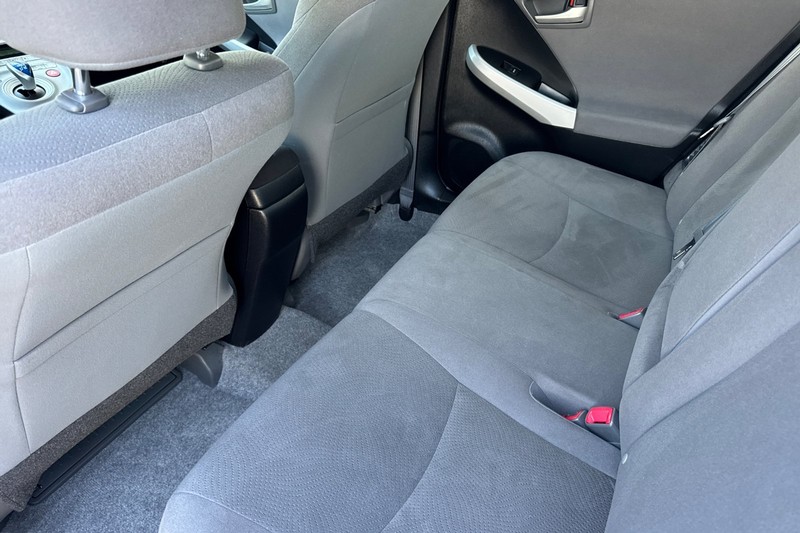 Toyota Prius Plug-In Vehicle Full-screen Gallery Image 12