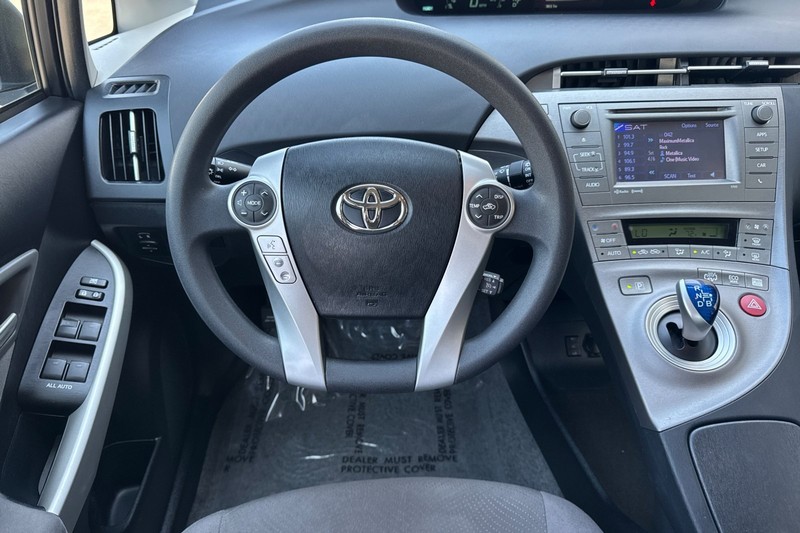 Toyota Prius Plug-In Vehicle Full-screen Gallery Image 14