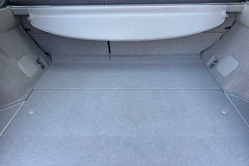 Toyota Prius Plug-In Vehicle Full-screen Gallery Image 15
