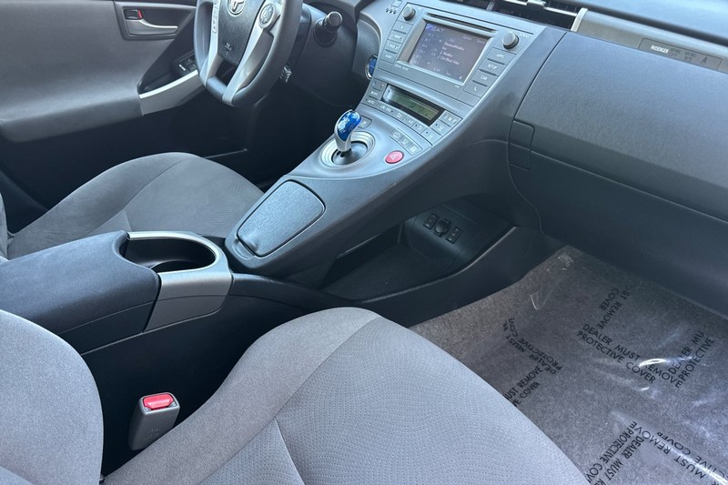 Toyota Prius Plug-In Vehicle Full-screen Gallery Image 16
