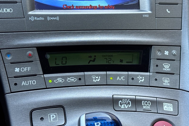 Toyota Prius Plug-In Vehicle Full-screen Gallery Image 21