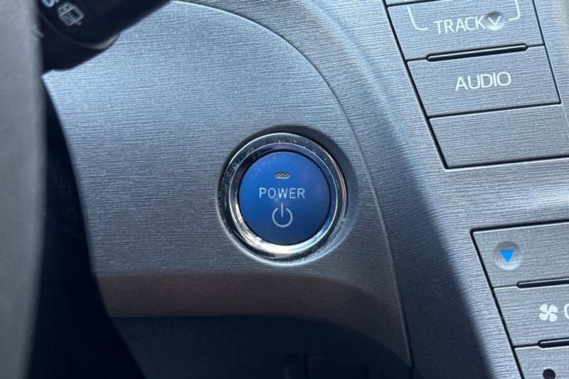 Toyota Prius Plug-In Vehicle Full-screen Gallery Image 23