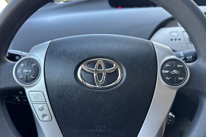 Toyota Prius Plug-In Vehicle Full-screen Gallery Image 24