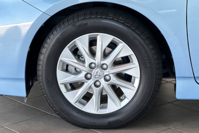 Toyota Prius Plug-In Vehicle Full-screen Gallery Image 27