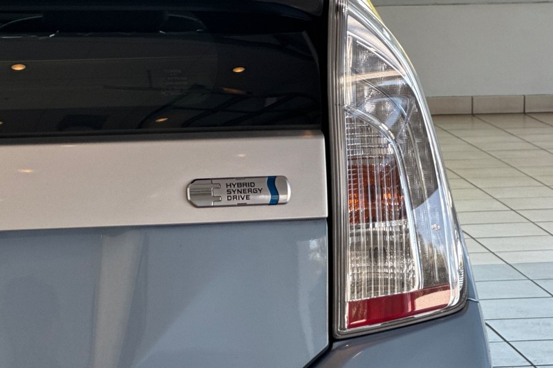 Toyota Prius Plug-In Vehicle Full-screen Gallery Image 28