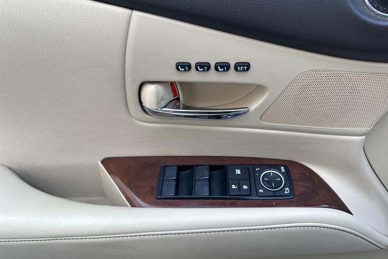 Lexus RX 350 Vehicle Full-screen Gallery Image 11