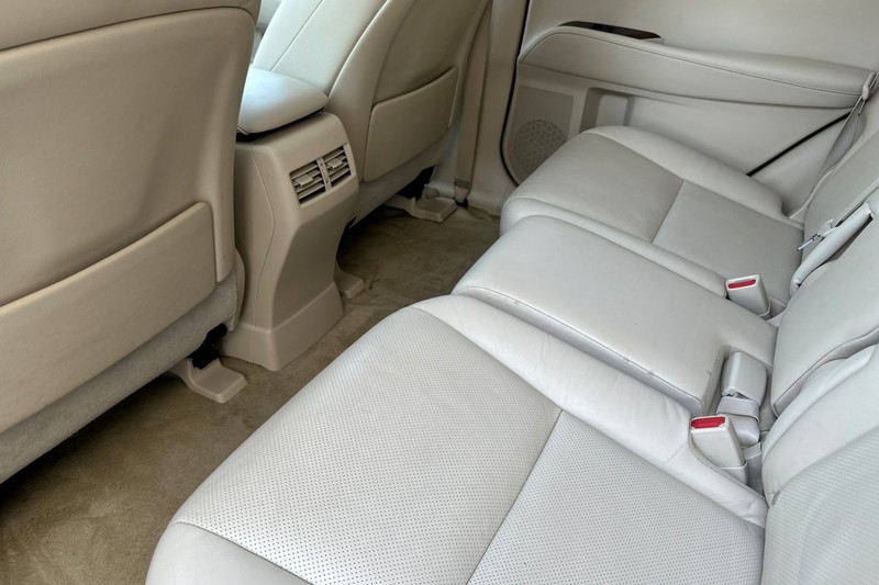 Lexus RX 350 Vehicle Full-screen Gallery Image 12