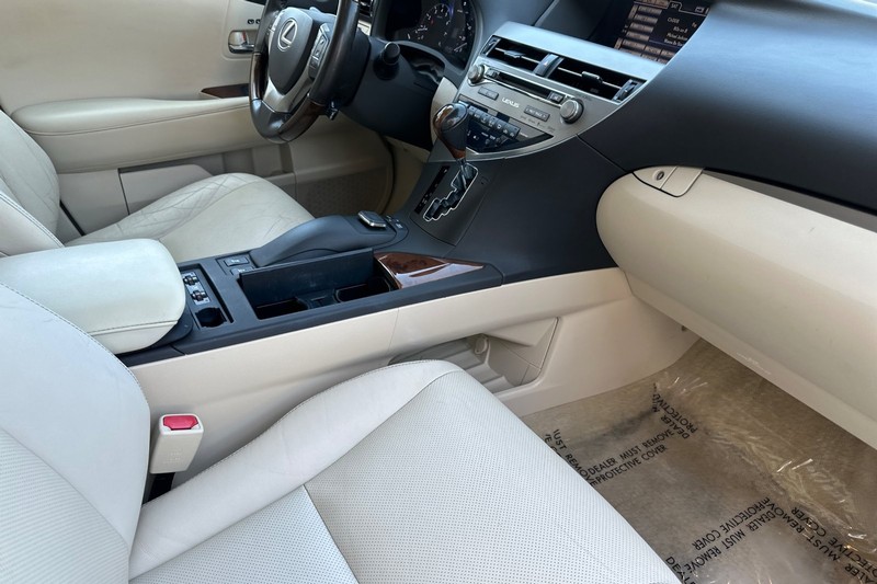 Lexus RX 350 Vehicle Full-screen Gallery Image 16