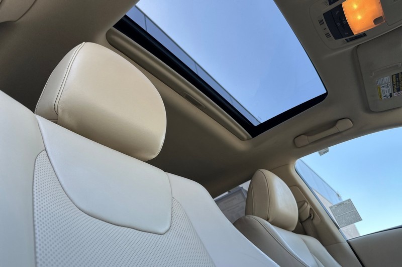 Lexus RX 350 Vehicle Full-screen Gallery Image 17