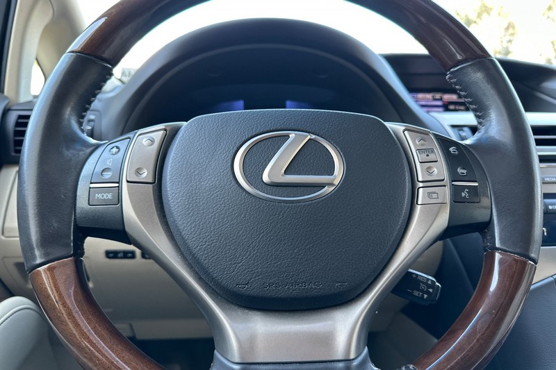 Lexus RX 350 Vehicle Full-screen Gallery Image 23