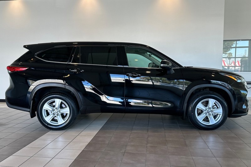 Toyota Highlander Vehicle Full-screen Gallery Image 03