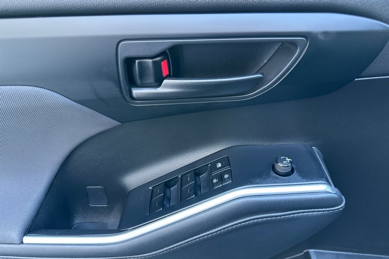 Toyota Highlander Vehicle Full-screen Gallery Image 11