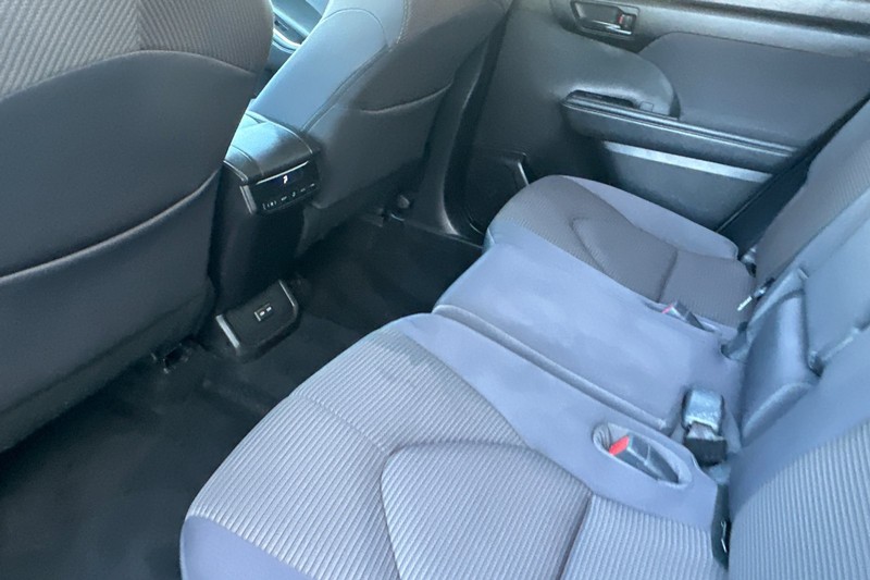 Toyota Highlander Vehicle Full-screen Gallery Image 12