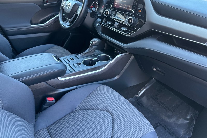 Toyota Highlander Vehicle Full-screen Gallery Image 17