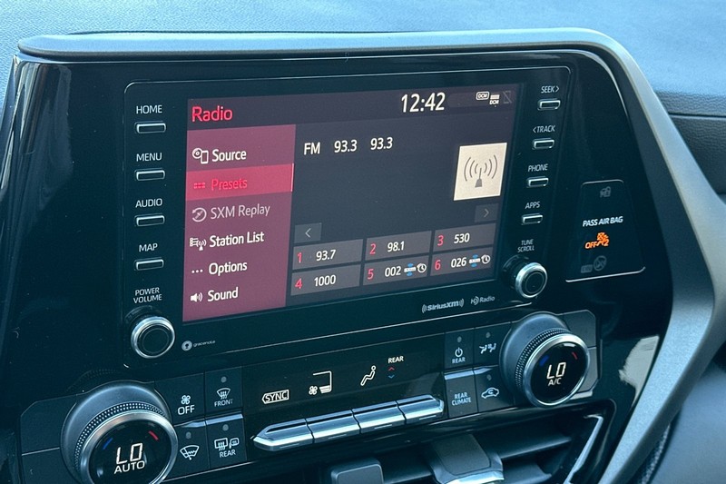 Toyota Highlander Vehicle Full-screen Gallery Image 19