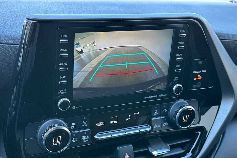 Toyota Highlander Vehicle Full-screen Gallery Image 20