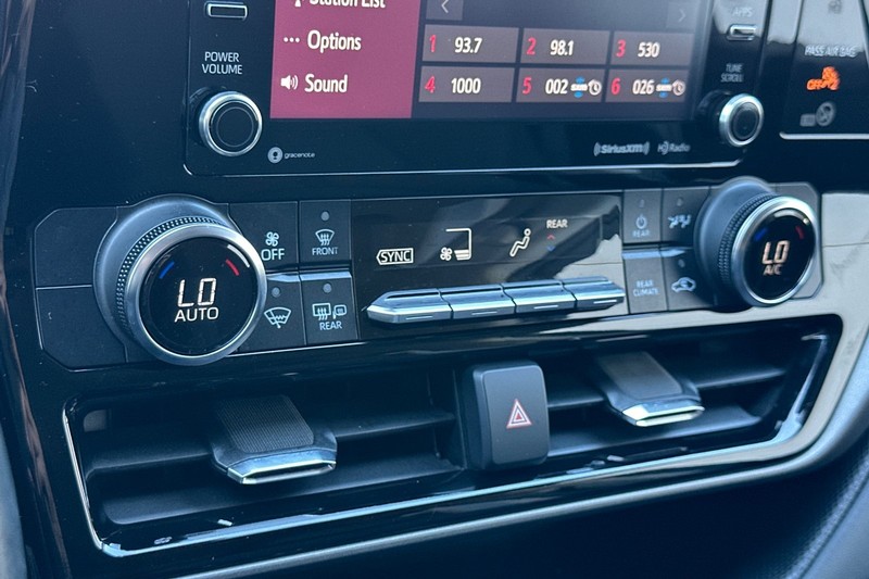 Toyota Highlander Vehicle Full-screen Gallery Image 21