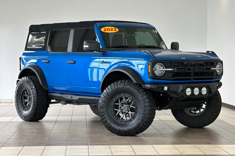 Ford Bronco Vehicle Full-screen Gallery Image 02