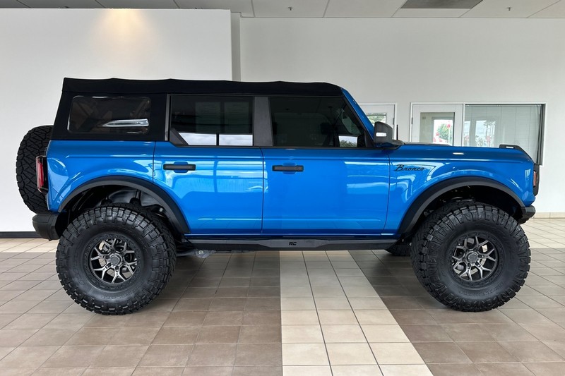 Ford Bronco Vehicle Full-screen Gallery Image 03