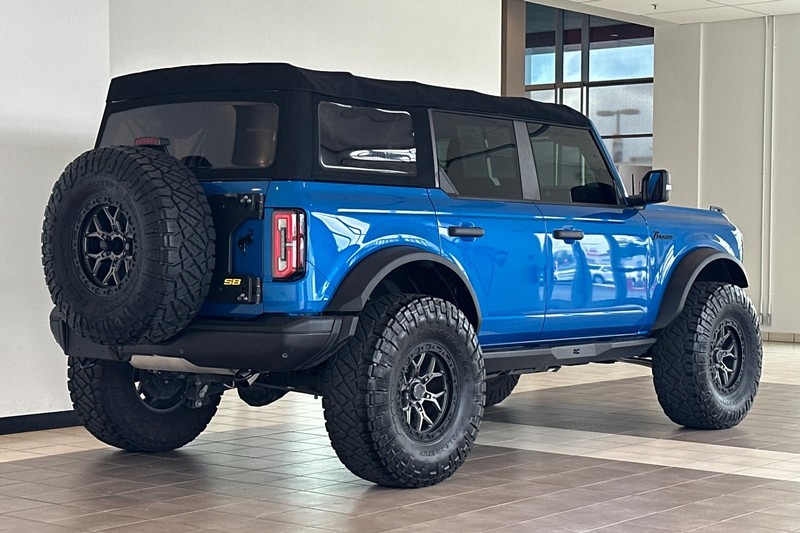 Ford Bronco Vehicle Full-screen Gallery Image 04