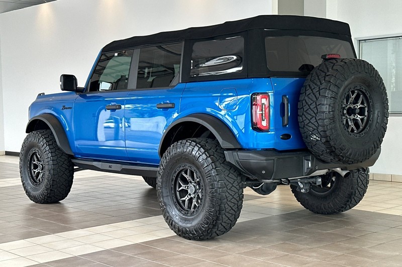 Ford Bronco Vehicle Full-screen Gallery Image 06