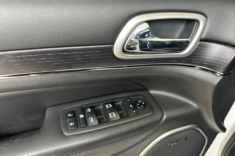 Jeep Grand Cherokee Vehicle Full-screen Gallery Image 11