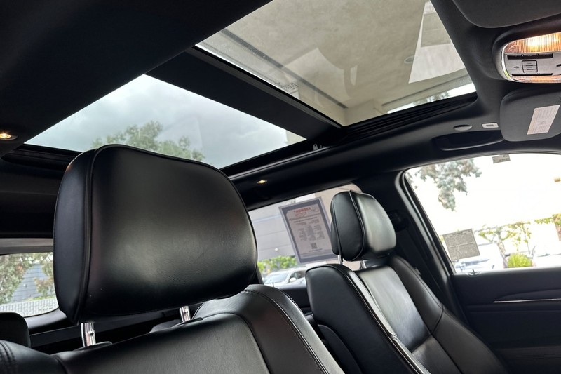 Jeep Grand Cherokee Vehicle Full-screen Gallery Image 17