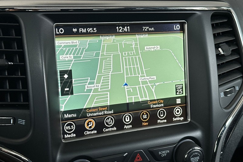 Jeep Grand Cherokee Vehicle Full-screen Gallery Image 19