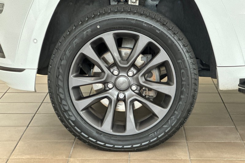 Jeep Grand Cherokee Vehicle Full-screen Gallery Image 27