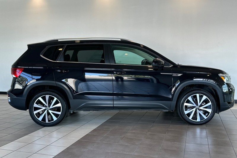 Volkswagen Taos Vehicle Full-screen Gallery Image 03