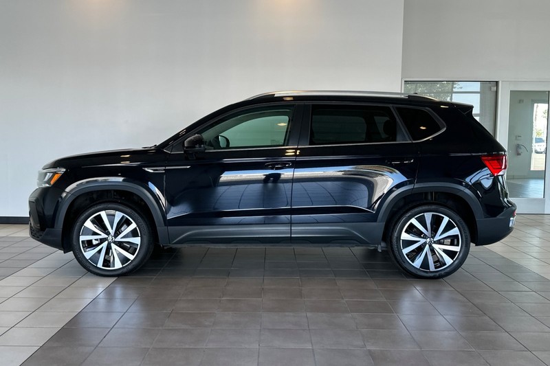 Volkswagen Taos Vehicle Full-screen Gallery Image 07