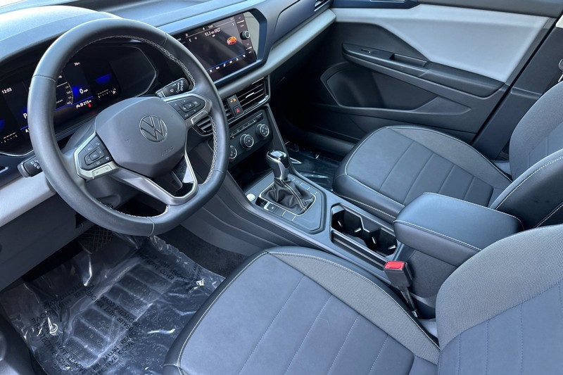 Volkswagen Taos Vehicle Full-screen Gallery Image 10