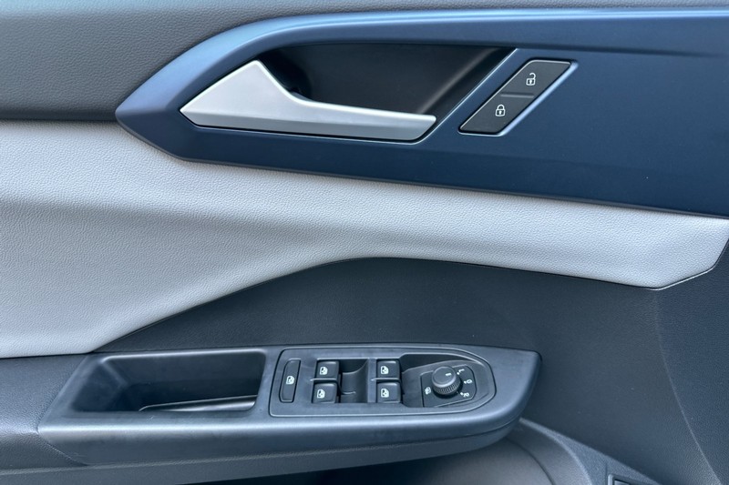 Volkswagen Taos Vehicle Full-screen Gallery Image 11