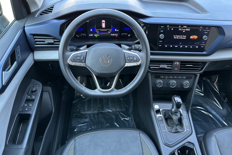 Volkswagen Taos Vehicle Full-screen Gallery Image 14