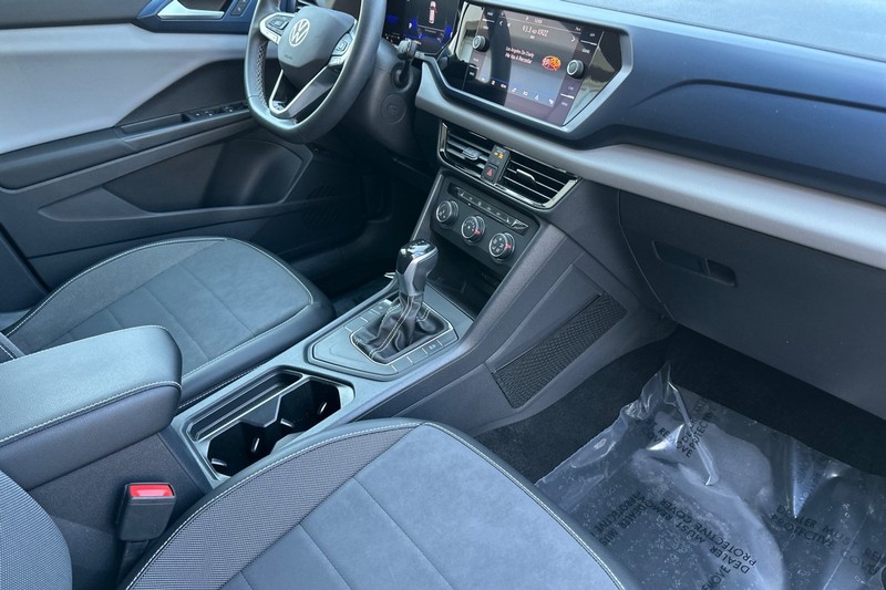 Volkswagen Taos Vehicle Full-screen Gallery Image 16