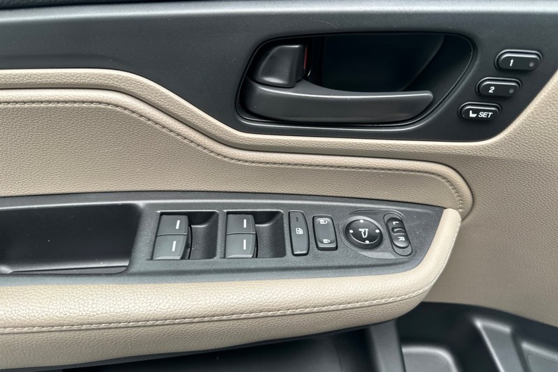 Honda Odyssey Vehicle Full-screen Gallery Image 11
