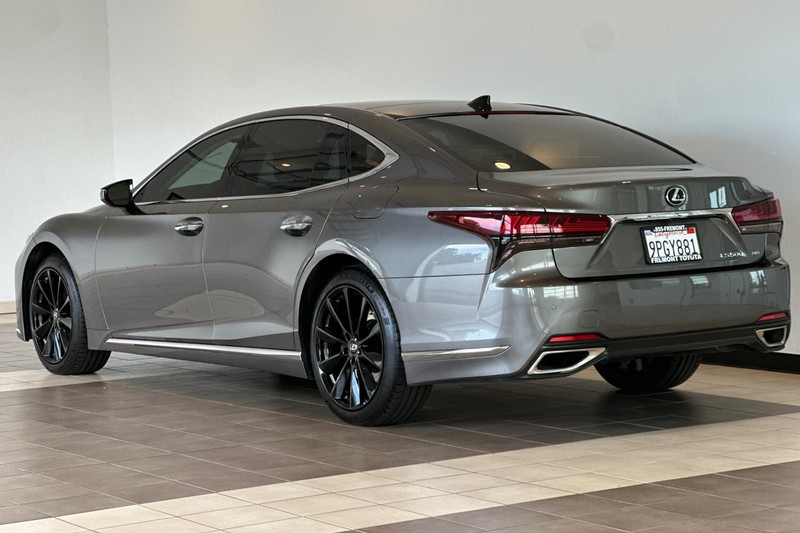 Lexus LS Vehicle Full-screen Gallery Image 06