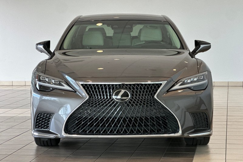 Lexus LS Vehicle Full-screen Gallery Image 09