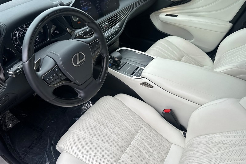 Lexus LS Vehicle Full-screen Gallery Image 10
