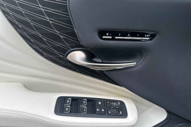 Lexus LS Vehicle Full-screen Gallery Image 11
