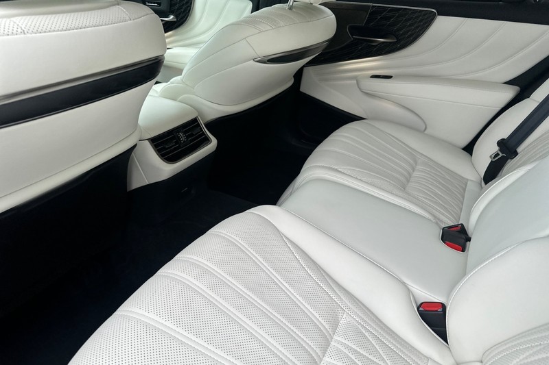 Lexus LS Vehicle Full-screen Gallery Image 12